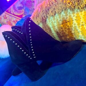 STEVE MADDEN velvet studded cut out bootie sz 8.5